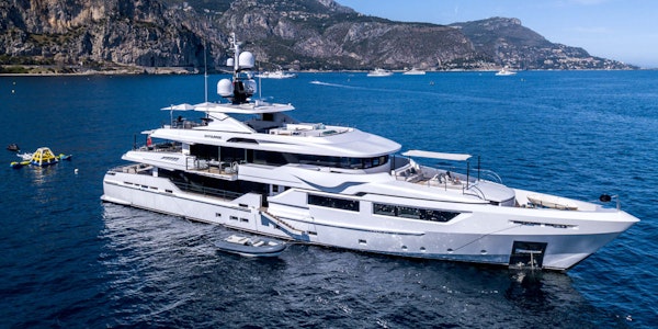 Luxury super yacht ENTOURAGE Admiral 46m for sale